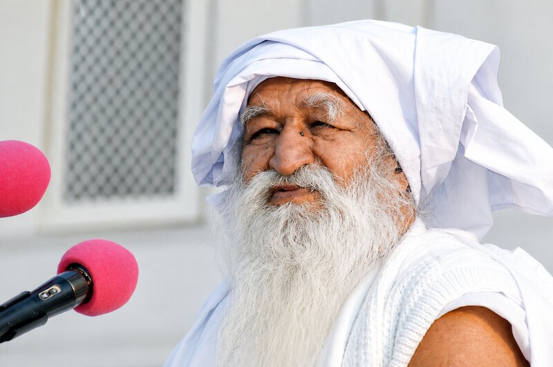 प्रवचन देते बाबाजी